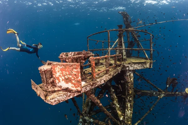 Mergulhador livre explorando o naufrágio do navio — Fotografia de Stock