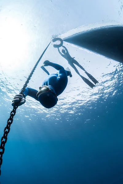 Αυτοδύτη που κολυμπάει κάτω από το νερό — Φωτογραφία Αρχείου