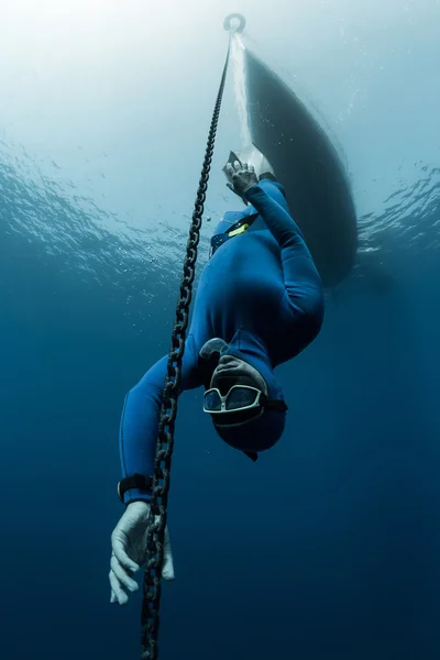 Scuba diver swims under water — Stock Photo, Image