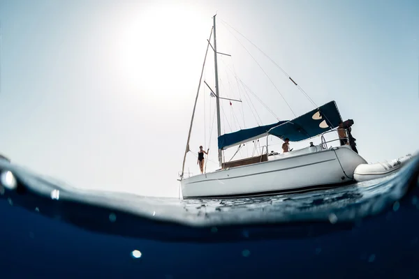 Young people on a yacht — Stock Photo, Image