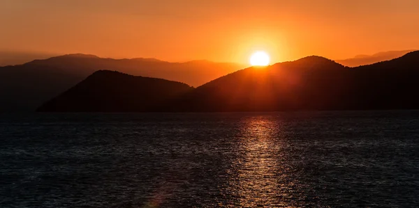 Belo pôr do sol nas montanhas — Fotografia de Stock