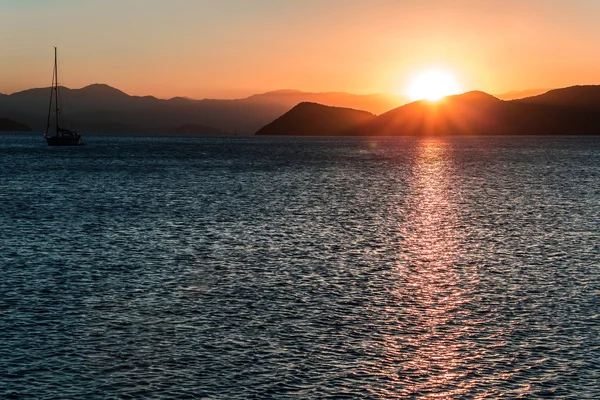 Boat in sea with mountains — Stock Photo, Image