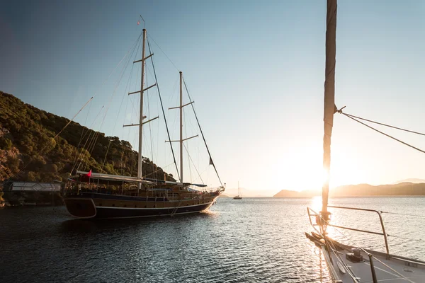 Voiliers traditionnels ancrés dans une baie — Photo