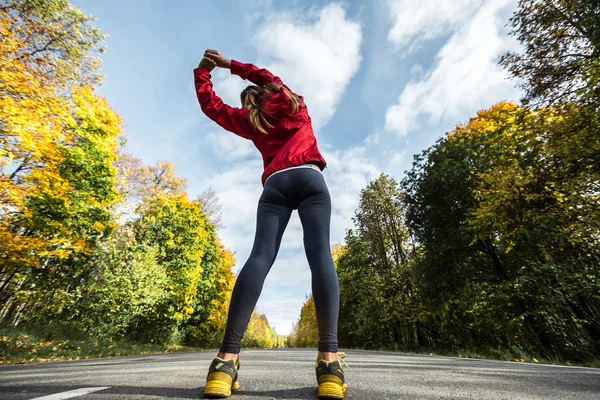 Дама в спортивному одязі робить вправи — стокове фото
