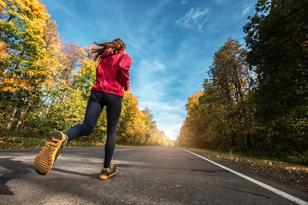 Dame en tenue de sport courir — Photo