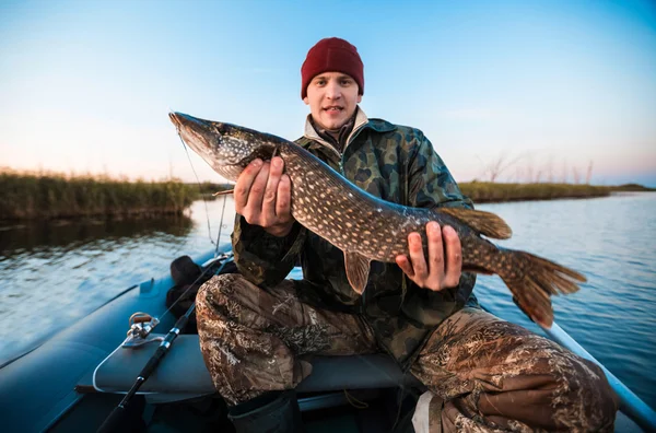 Genç balıkçı holding pike — Stok fotoğraf