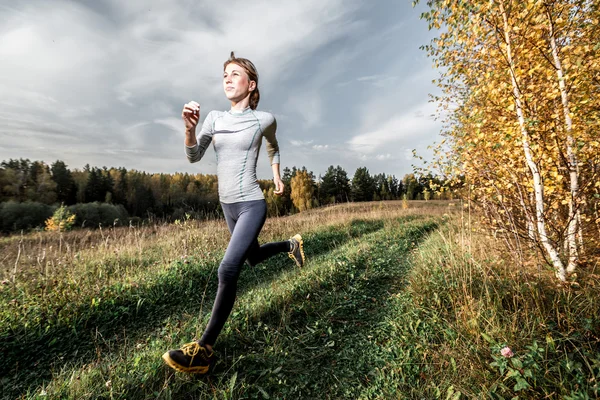 Vrouw in sportkleding loopt — Stockfoto