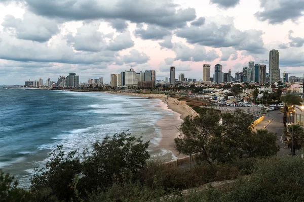 Vista de la ciudad frente a la costa —  Fotos de Stock