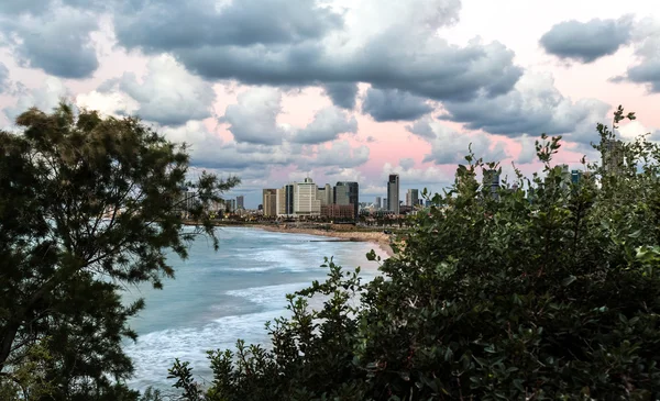 Vista da cidade a partir da costa — Fotografia de Stock