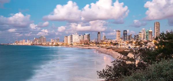 Vista de la ciudad desde la costa —  Fotos de Stock