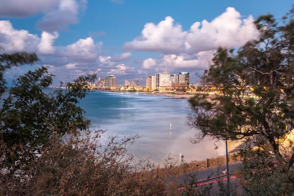 Vista da cidade a partir da costa — Fotografia de Stock