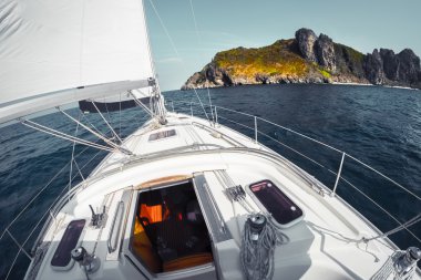 açık denizde yelkenli yat