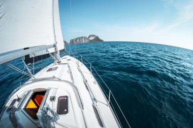 açık denizde yelkenli yat