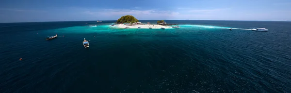 Lagune calme avec eau claire bleue — Photo