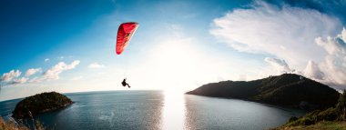 Su üzerinde uçan Yamaçparaşütü