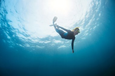 kadın freediver sarı maskesi