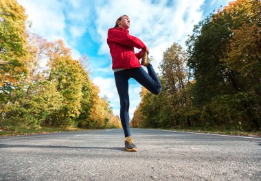 Bayan spor giyim egzersizleri yapıyor