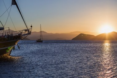 bay Skopea Limanı içinde tekne demirlemiş