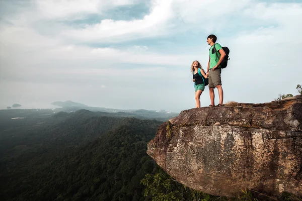 Zwei Wanderer stehen auf einem Berg — Stockfoto