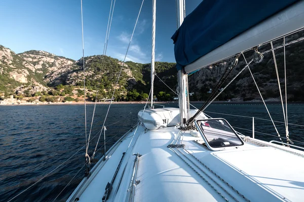 Segelbåt i havet — Stockfoto