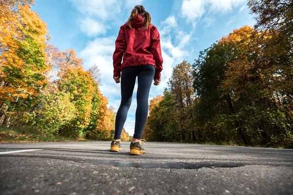 Signora in tuta da ginnastica in piedi — Foto Stock