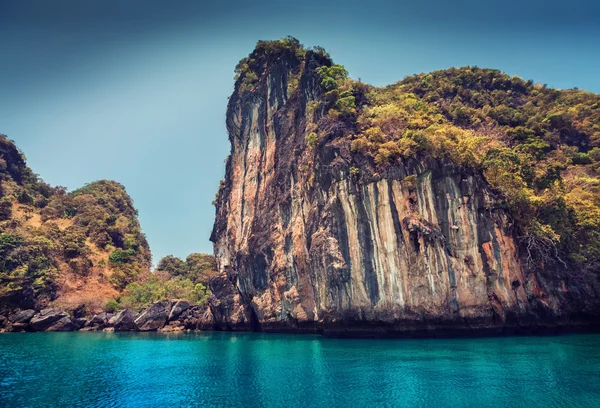 Rotsachtig eiland in de Andamanzee — Stockfoto