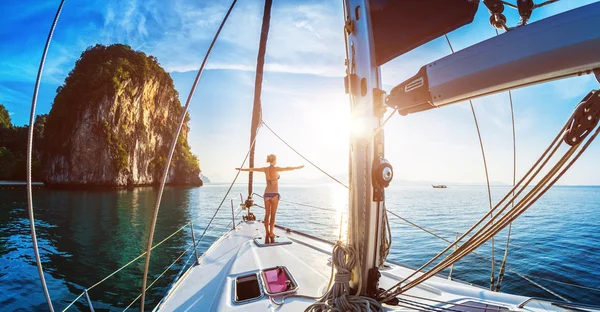 Young lady standing on the yacht — Stock Photo, Image