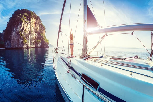 Young lady standing on the yacht — Stock Photo, Image