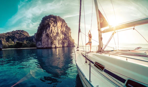 Jeune femme debout sur le yacht — Photo