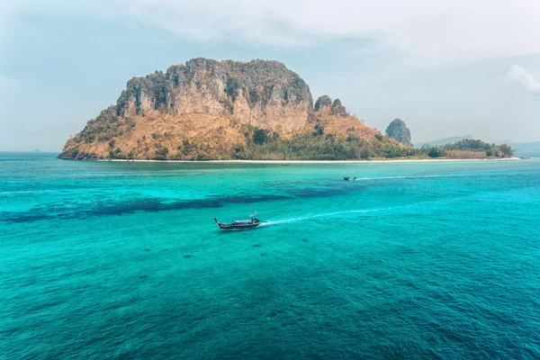 Rotsachtig eiland in de Andamanzee — Stockfoto