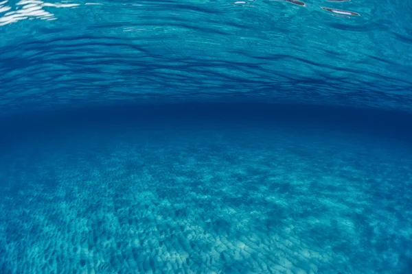 Fondo del mare con acqua blu chiaro — Foto Stock