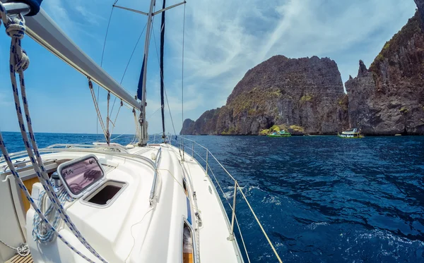 Zeilboten in de zee — Stockfoto