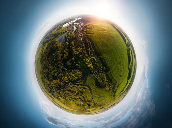 Campo con río en forma de un pequeño planeta —  Fotos de Stock