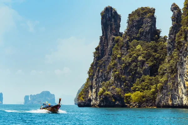 Motor boat moving in Andaman sea — Stock Photo, Image