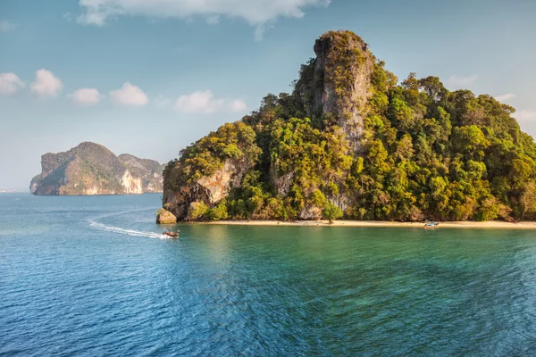 Vista da ilha rochosa — Fotografia de Stock