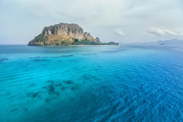 Vista de la isla rocosa en el mar de Andamán — Foto de Stock