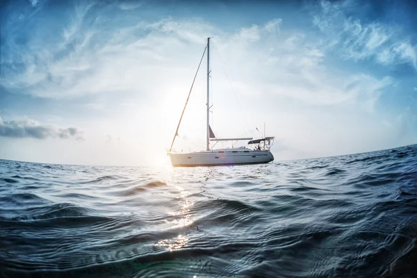 Barco à vela ancorado em mar aberto — Fotografia de Stock