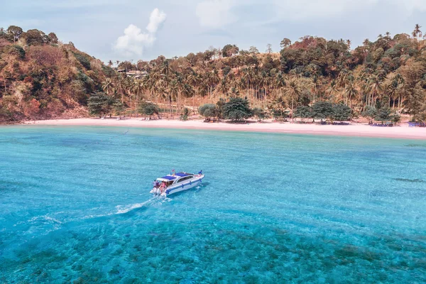 Ilha em Andamão mar com lancha — Fotografia de Stock