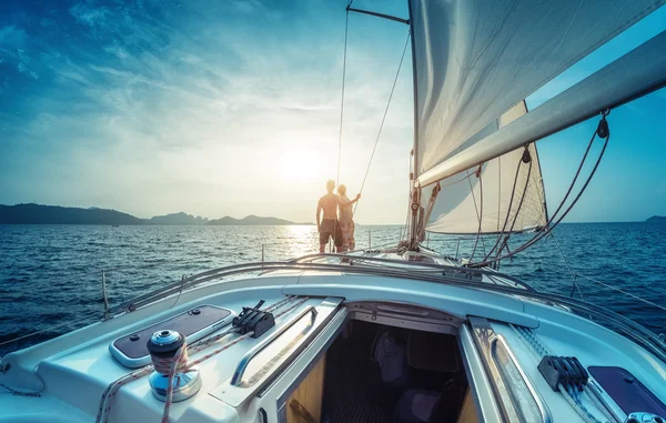 Jeune couple sur le yacht — Photo