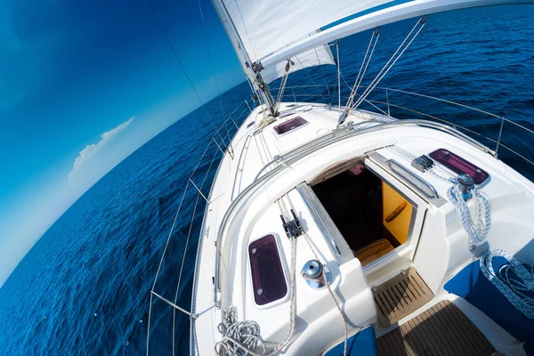 Yacht sailing in open sea — Stock Photo, Image