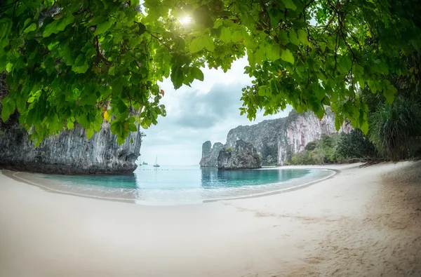 Písčitá pláž s skalnatého útesu — Stock fotografie