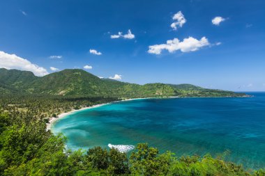 Sakin lagün temiz su ile