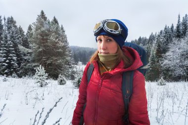 Genç kadın ile koruyucu gözlük