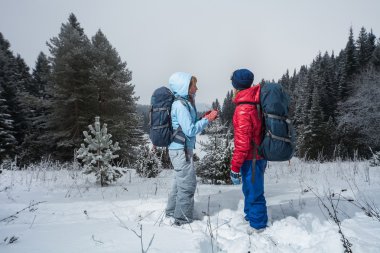 Sırt çantaları olan genç kadın