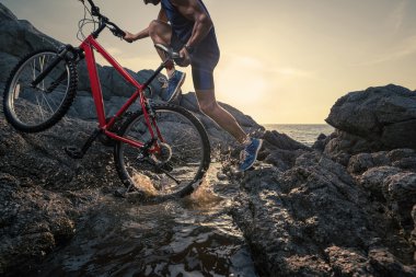 Kaya bisikletle taşıyan adam