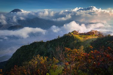 Günbatımı bir vadide aktif volkan ile