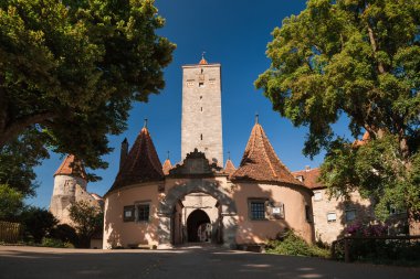Yemyeşil ağaçlar ve Rothenburg kalede