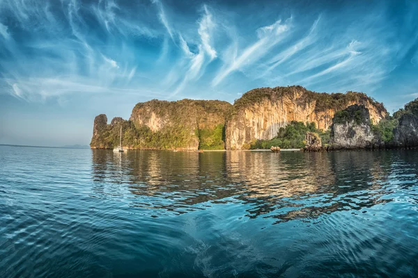 Mare con isola rocciosa — Foto Stock