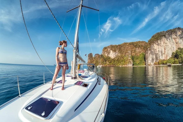 Young lady standing on the bow — Stock Photo, Image