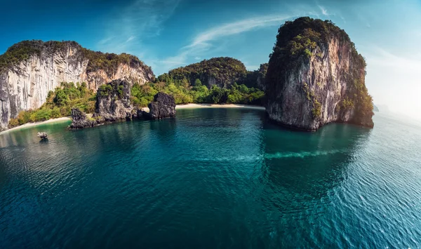 Énorme falaise rocheuse dans la mer d'Andaman — Photo